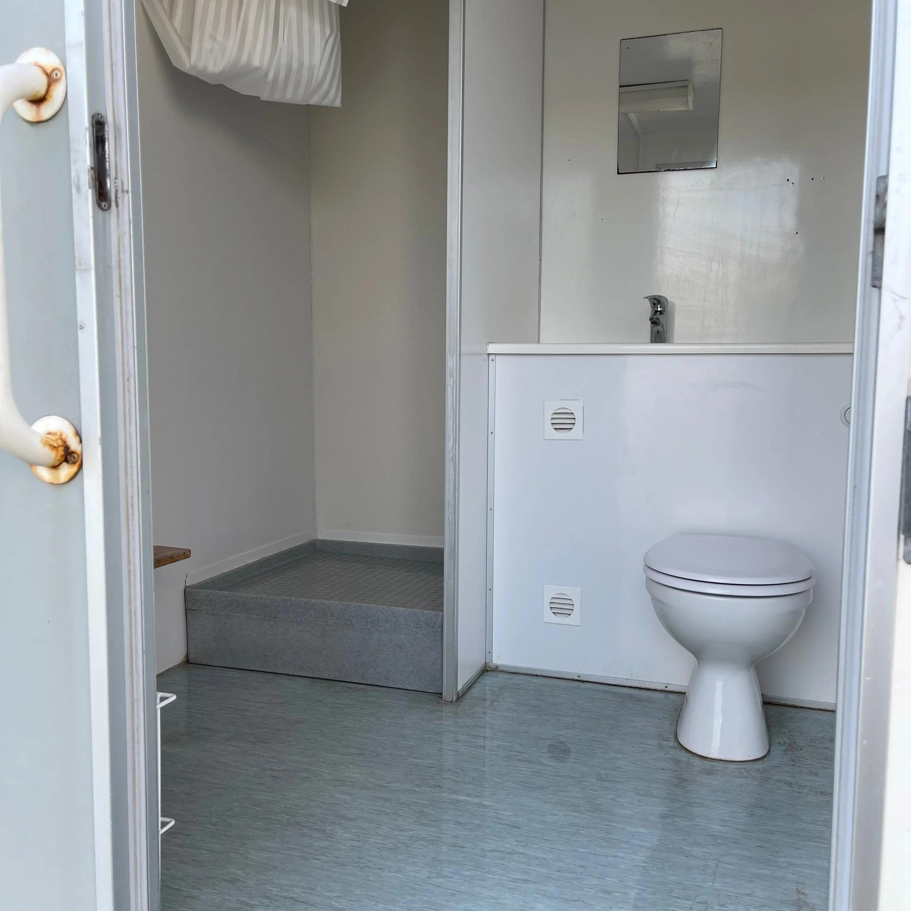 3-i-1 Badevogn-Køb brugte letvogne og skurvogne hos Letvogne.dk – Stort udvalg og hurtig levering