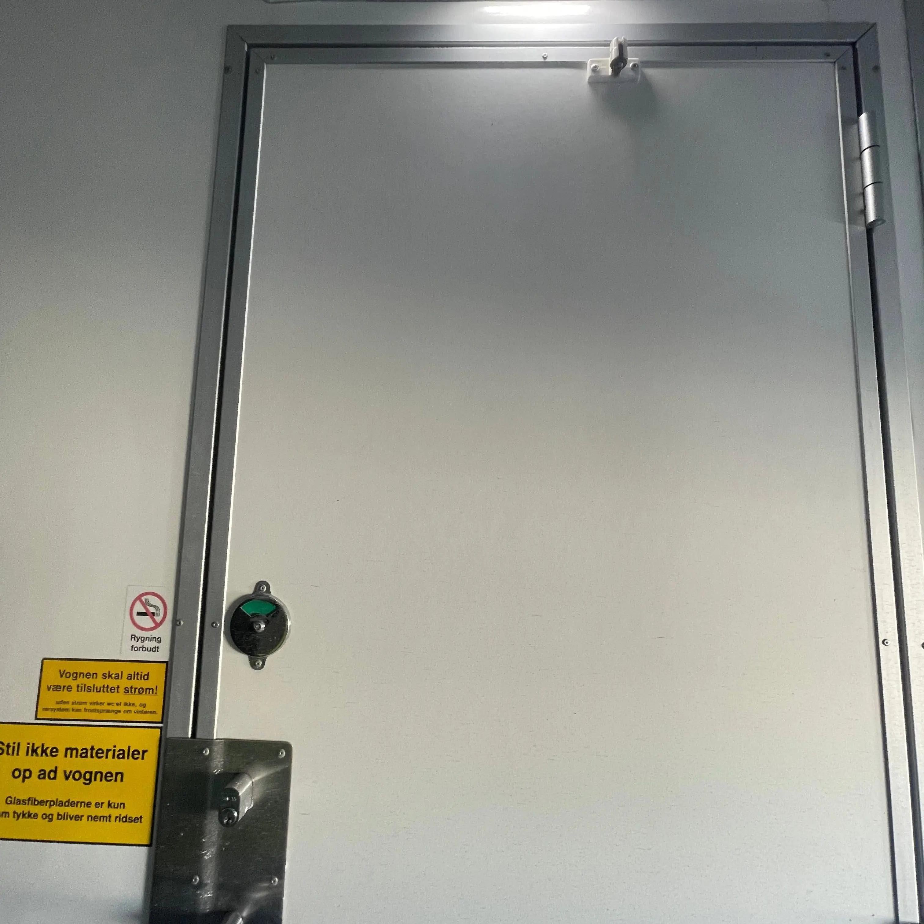 Badmobil 240 - m. kværntoilet-Køb brugte letvogne og skurvogne hos Letvogne.dk – Stort udvalg og hurtig levering