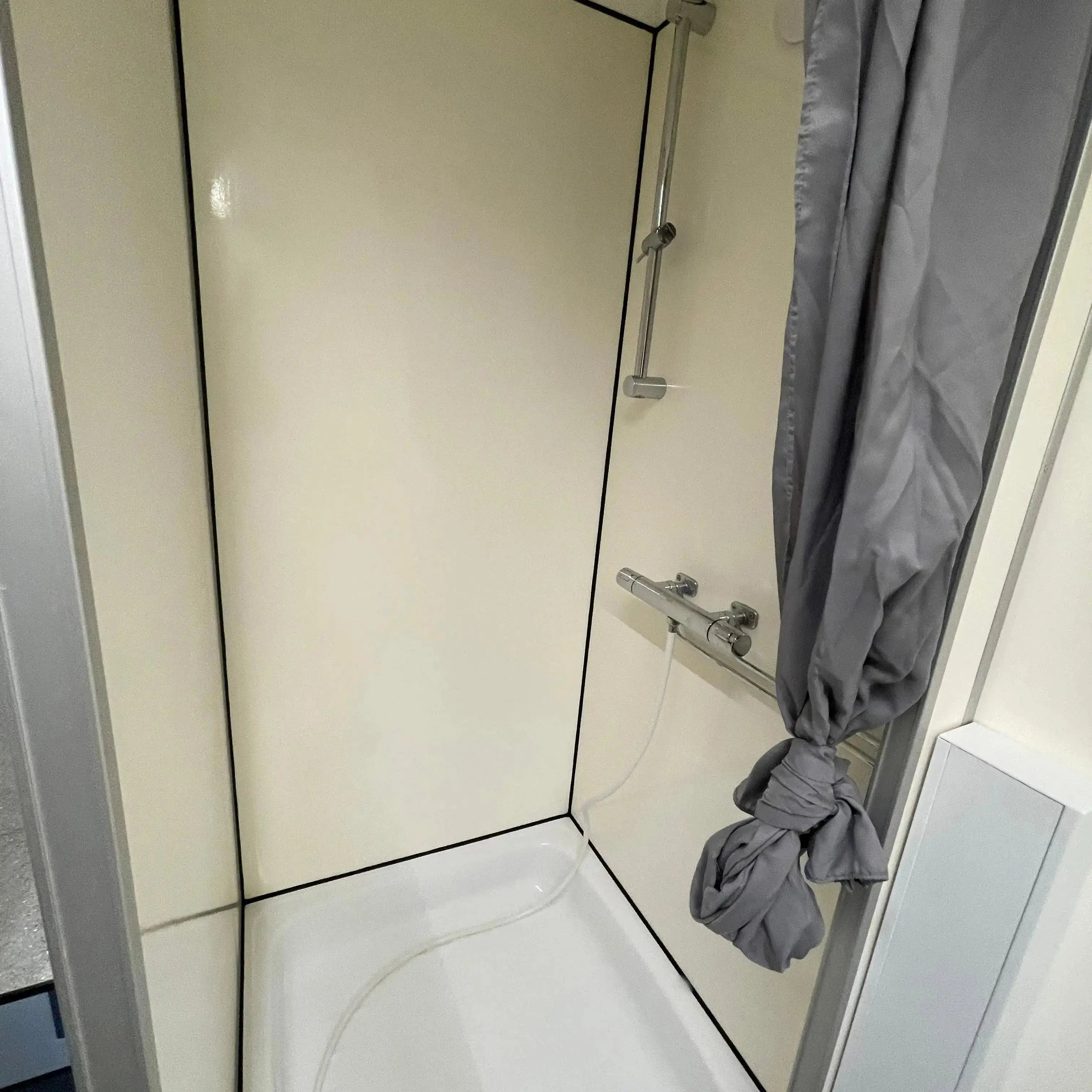 Badmobil 240 - m. kværntoilet-Køb brugte letvogne og skurvogne hos Letvogne.dk – Stort udvalg og hurtig levering