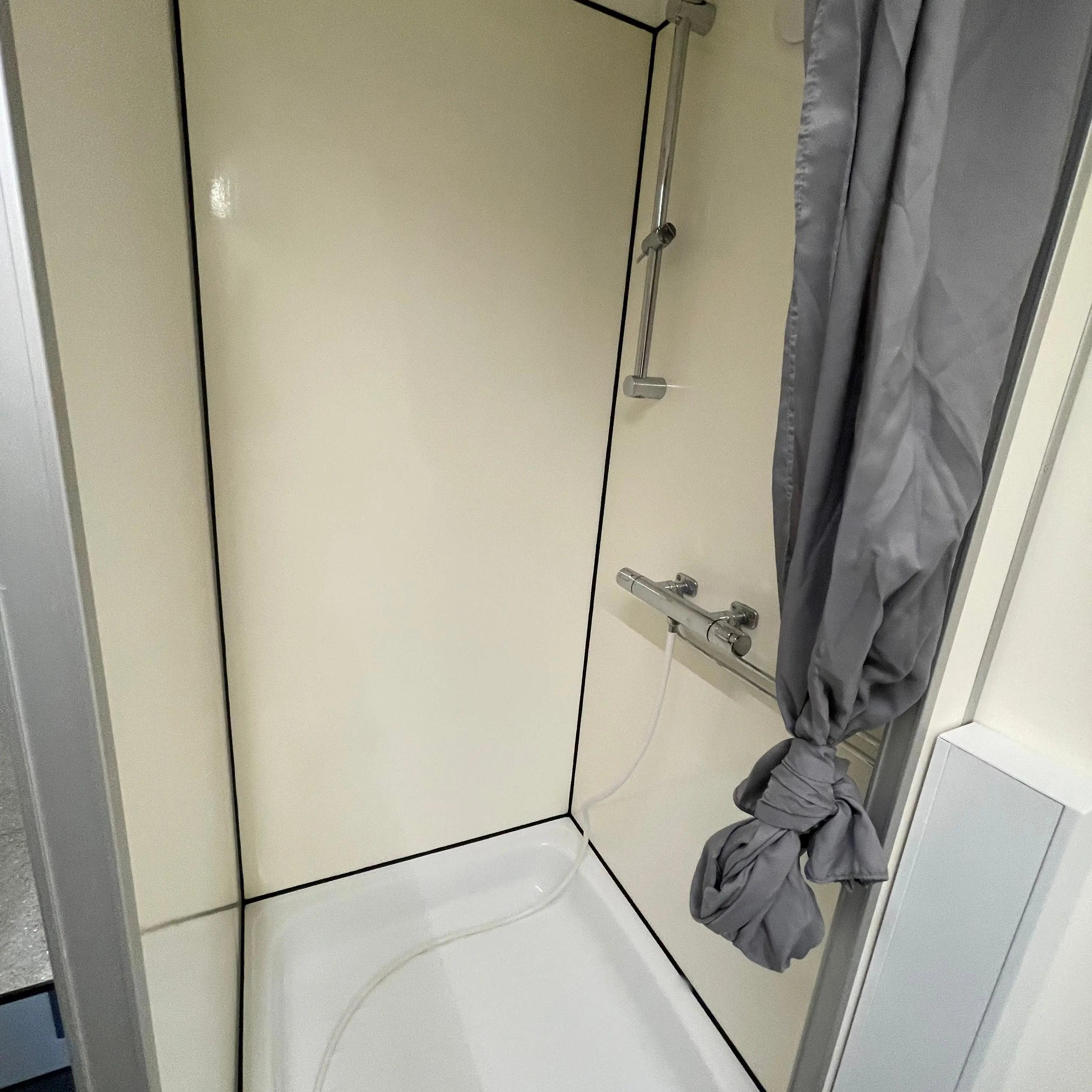 Badmobil 240 - m. kværntoilet-Køb brugte letvogne og skurvogne hos Letvogne.dk – Stort udvalg og hurtig levering