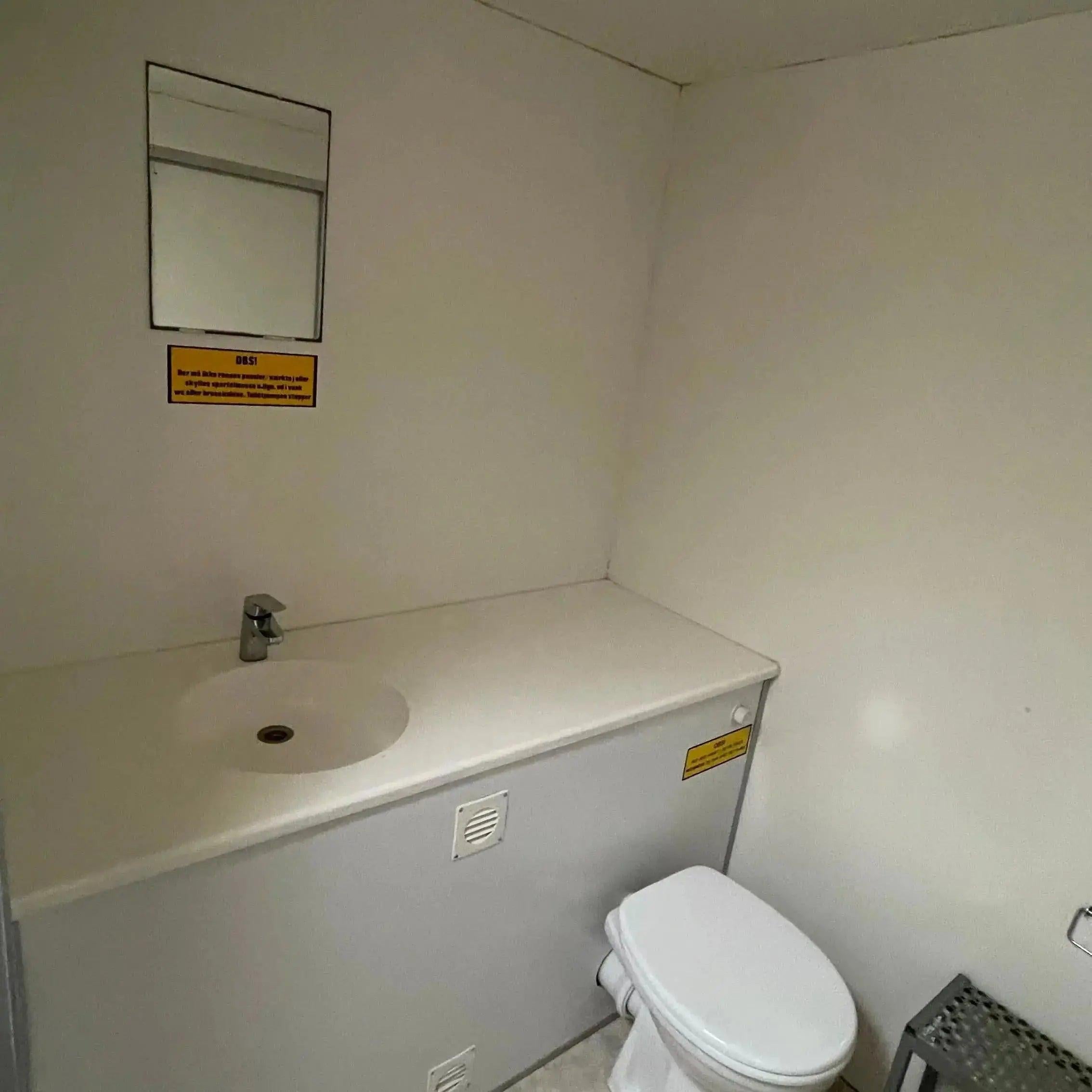Badmobil 240 - m. kværntoilet-Køb brugte letvogne og skurvogne hos Letvogne.dk – Stort udvalg og hurtig levering