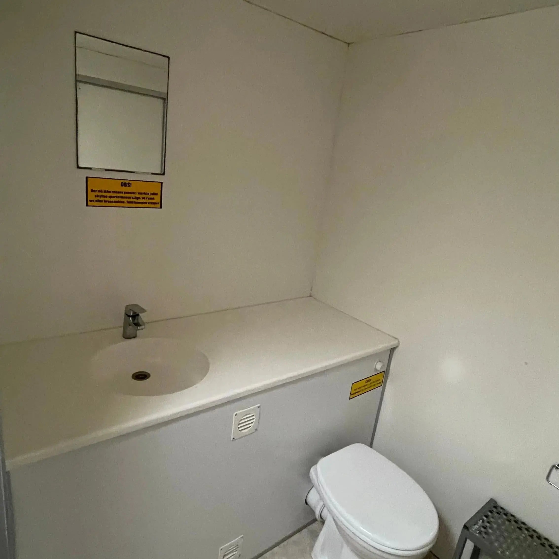 Badmobil 240 - m. kværntoilet-Køb brugte letvogne og skurvogne hos Letvogne.dk – Stort udvalg og hurtig levering