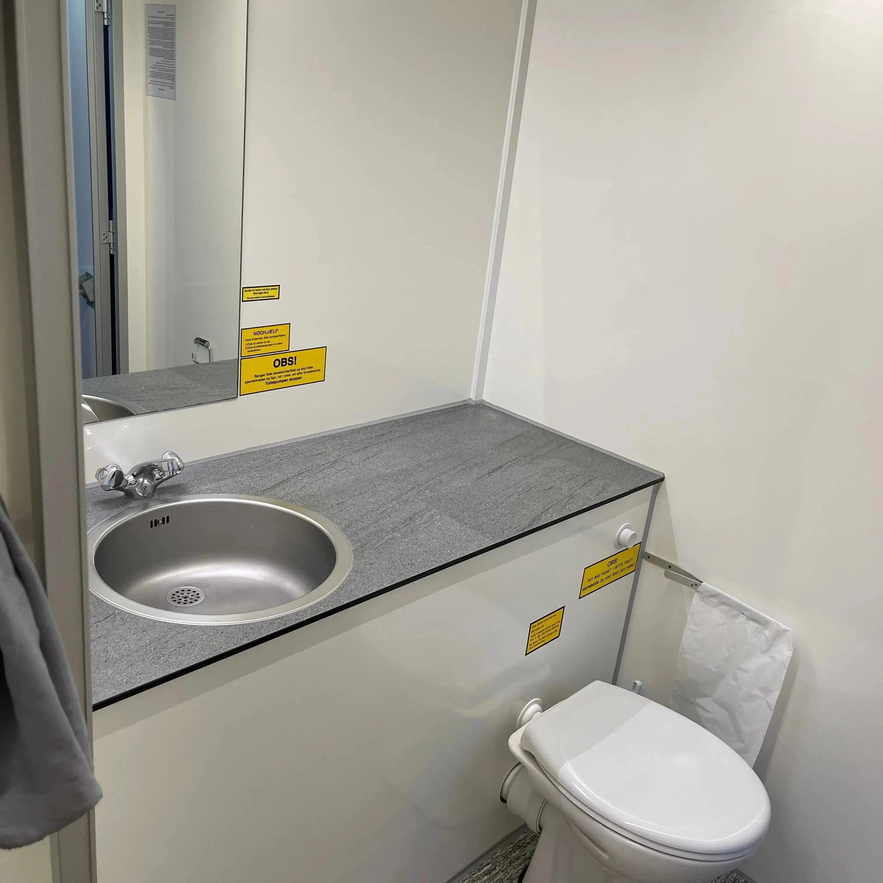 Badmobil 240 - m. kværntoilet-Køb brugte letvogne og skurvogne hos Letvogne.dk – Stort udvalg og hurtig levering