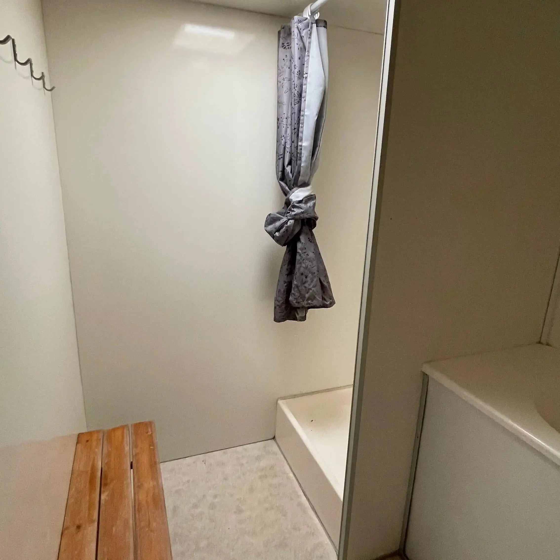 Badmobil 240 - m. kværntoilet-Køb brugte letvogne og skurvogne hos Letvogne.dk – Stort udvalg og hurtig levering