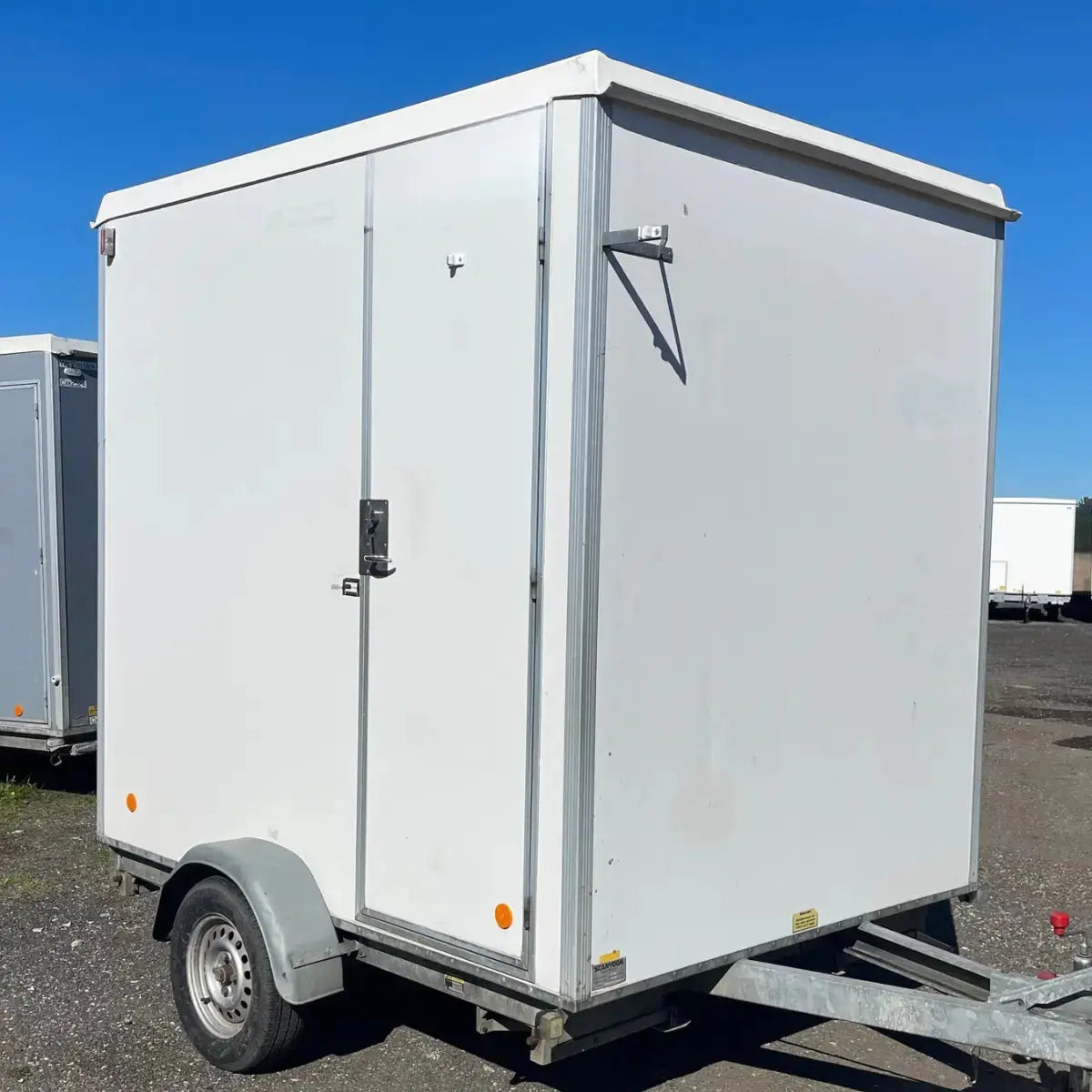Badmobil 240 - m. kværntoilet-Køb brugte letvogne og skurvogne hos Letvogne.dk – Stort udvalg og hurtig levering