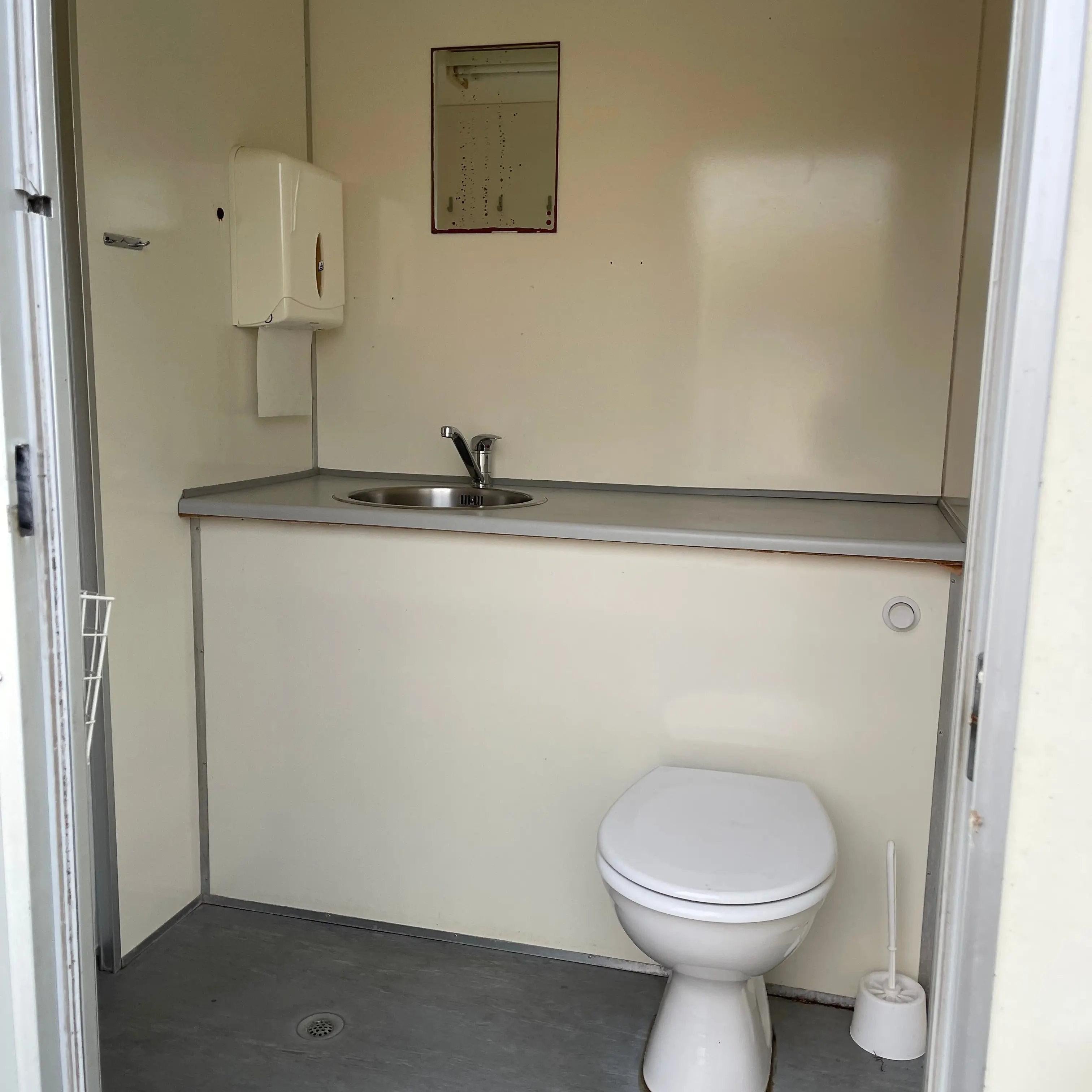 Badmobil - m. kloaktoilet-Køb brugte letvogne og skurvogne hos Letvogne.dk – Stort udvalg og hurtig levering