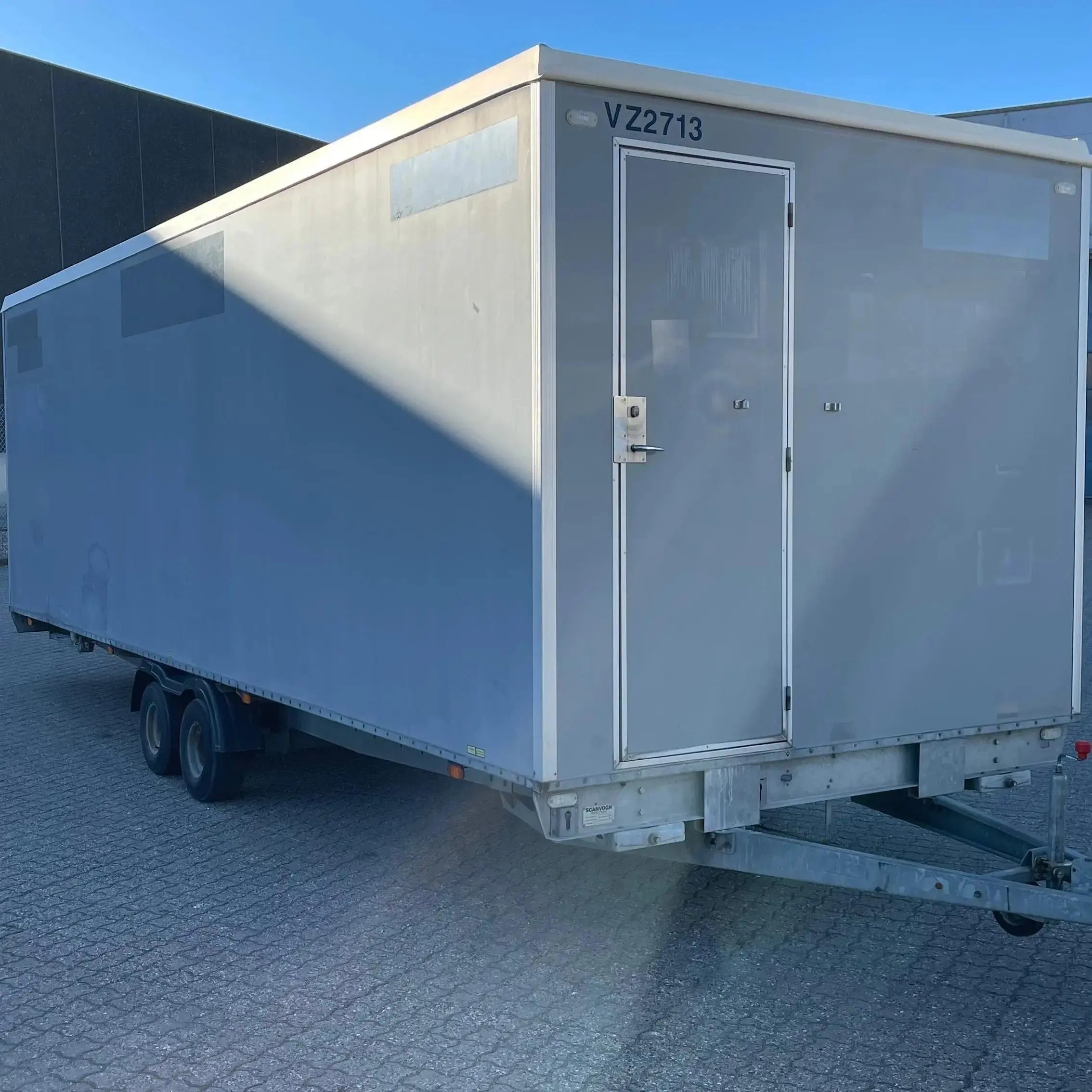 Toiletvogn 10 wc m. kloaktoilet-Køb brugte letvogne og skurvogne hos Letvogne.dk – Stort udvalg og hurtig levering