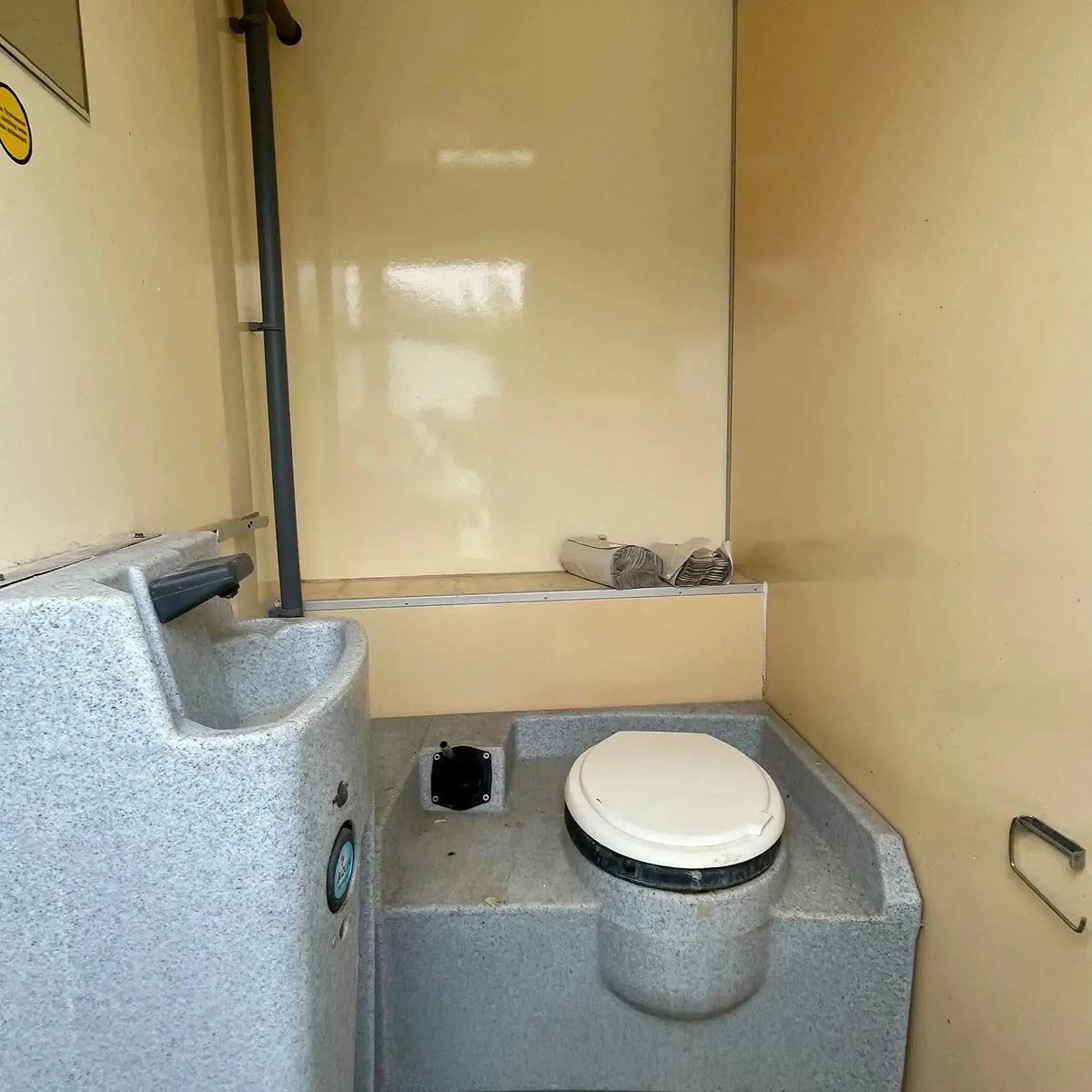 Toiletvogn 240 - 2-i-1 med Tank-Køb brugte letvogne og skurvogne hos Letvogne.dk – Stort udvalg og hurtig levering