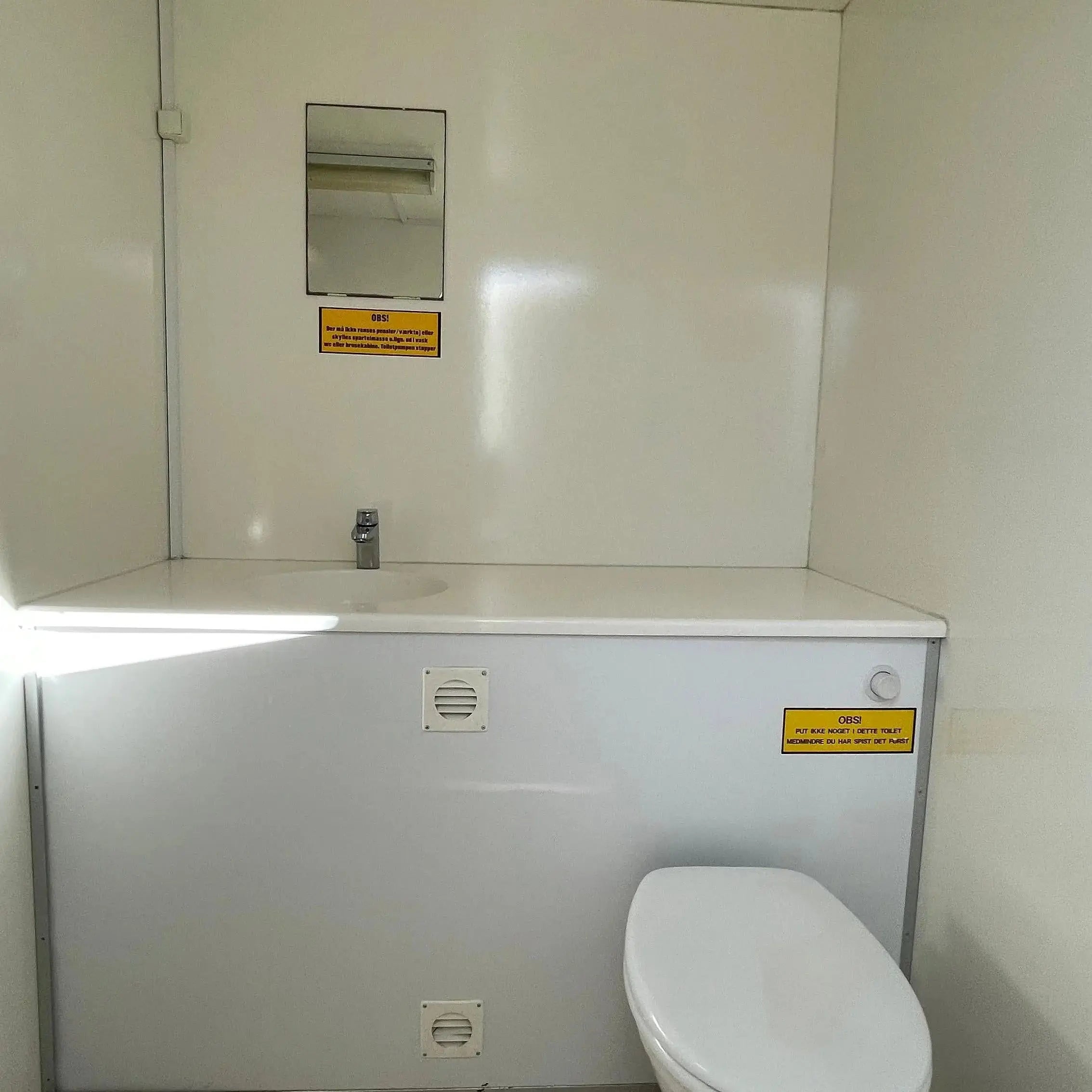 Badmobil 240 - m. kværntoilet-Køb brugte letvogne og skurvogne hos Letvogne.dk – Stort udvalg og hurtig levering
