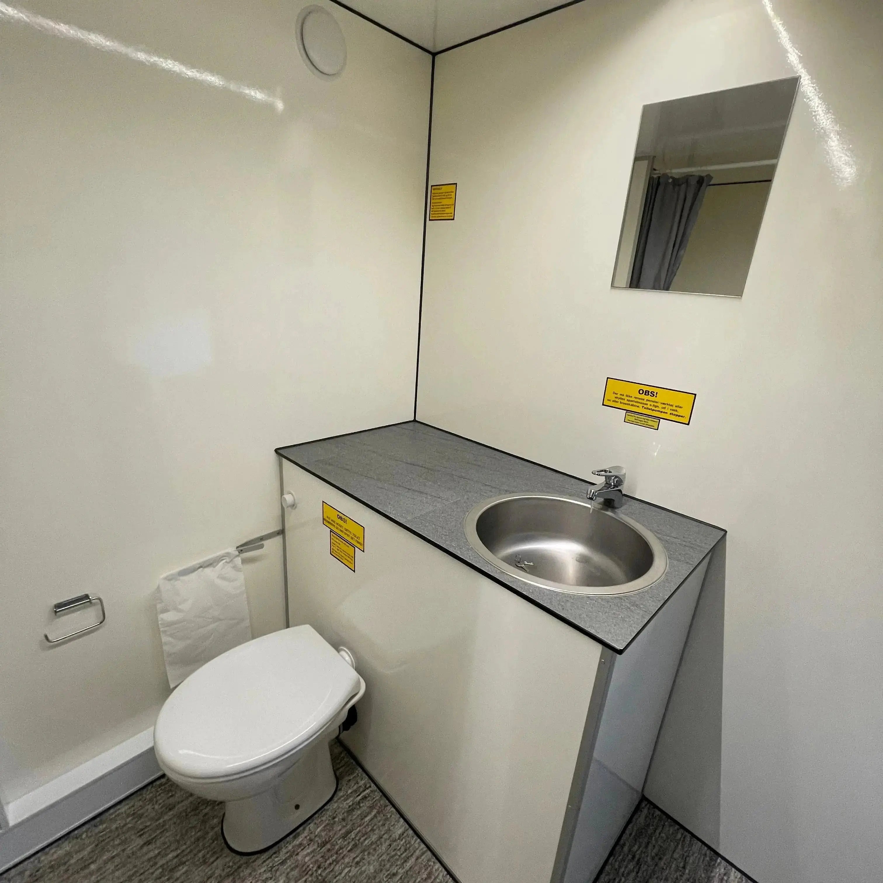 Badmobil 240 - m. kværntoilet-Køb brugte letvogne og skurvogne hos Letvogne.dk – Stort udvalg og hurtig levering