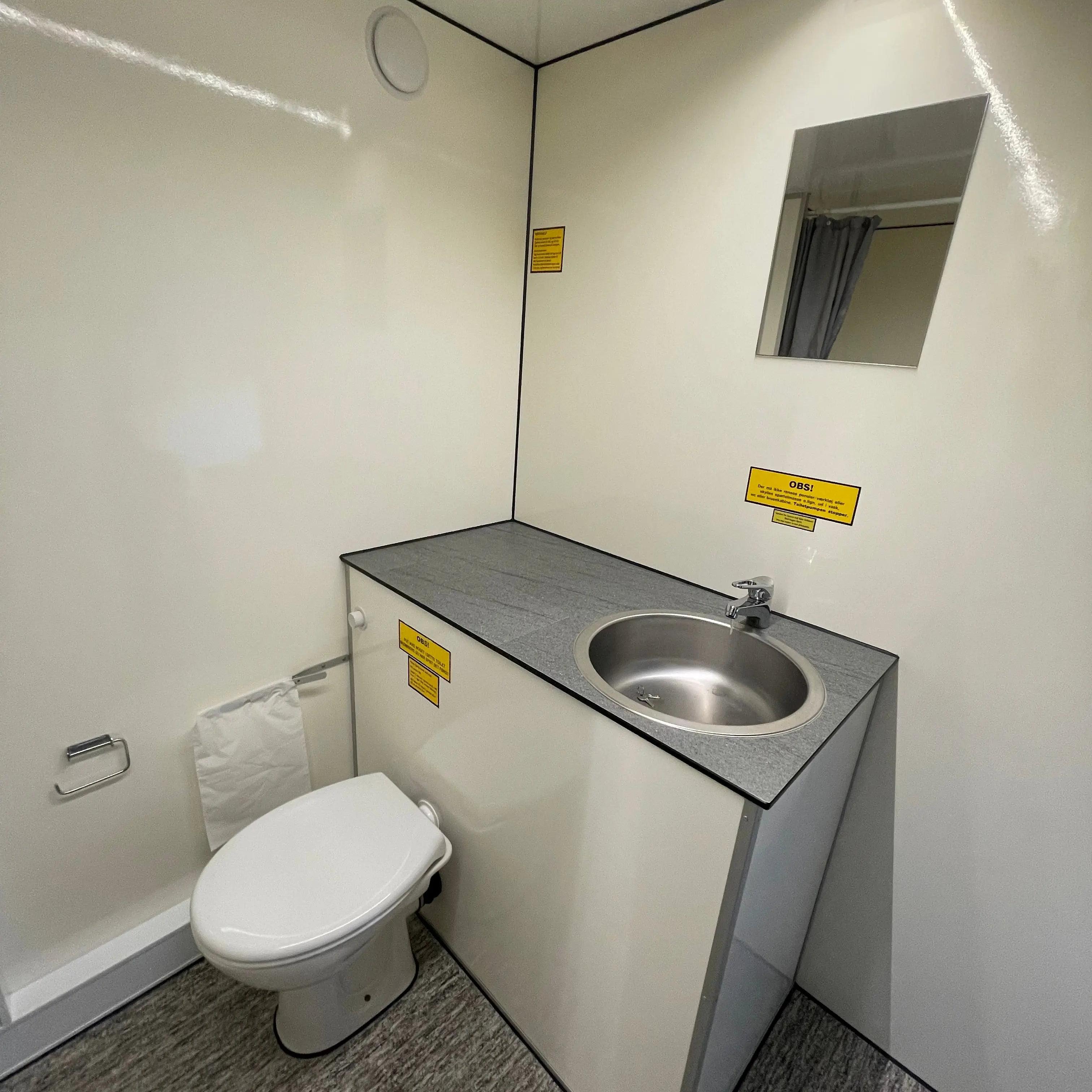 Badmobil 240 - m. kværntoilet-Køb brugte letvogne og skurvogne hos Letvogne.dk – Stort udvalg og hurtig levering