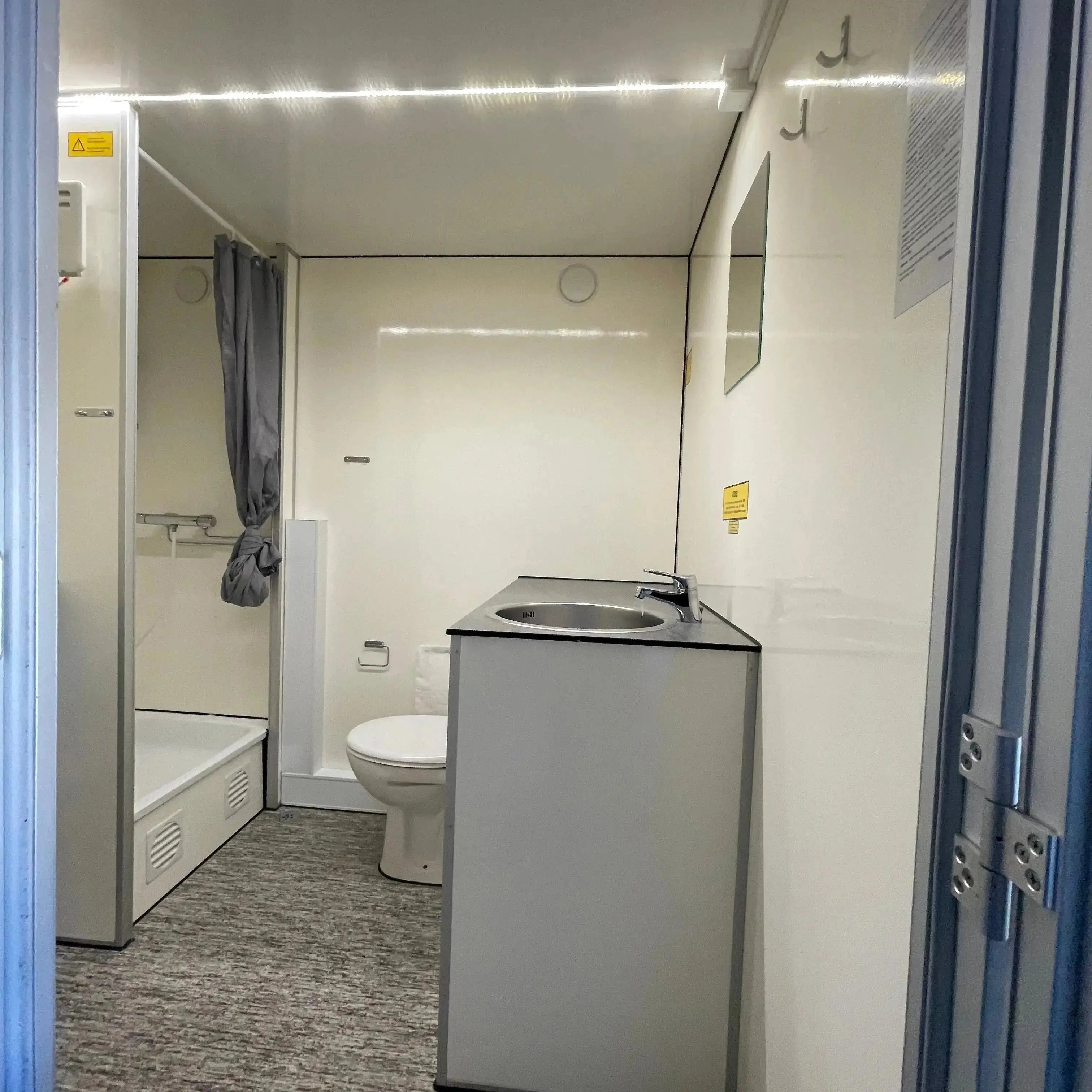 Badmobil 240 - m. kværntoilet-Køb brugte letvogne og skurvogne hos Letvogne.dk – Stort udvalg og hurtig levering