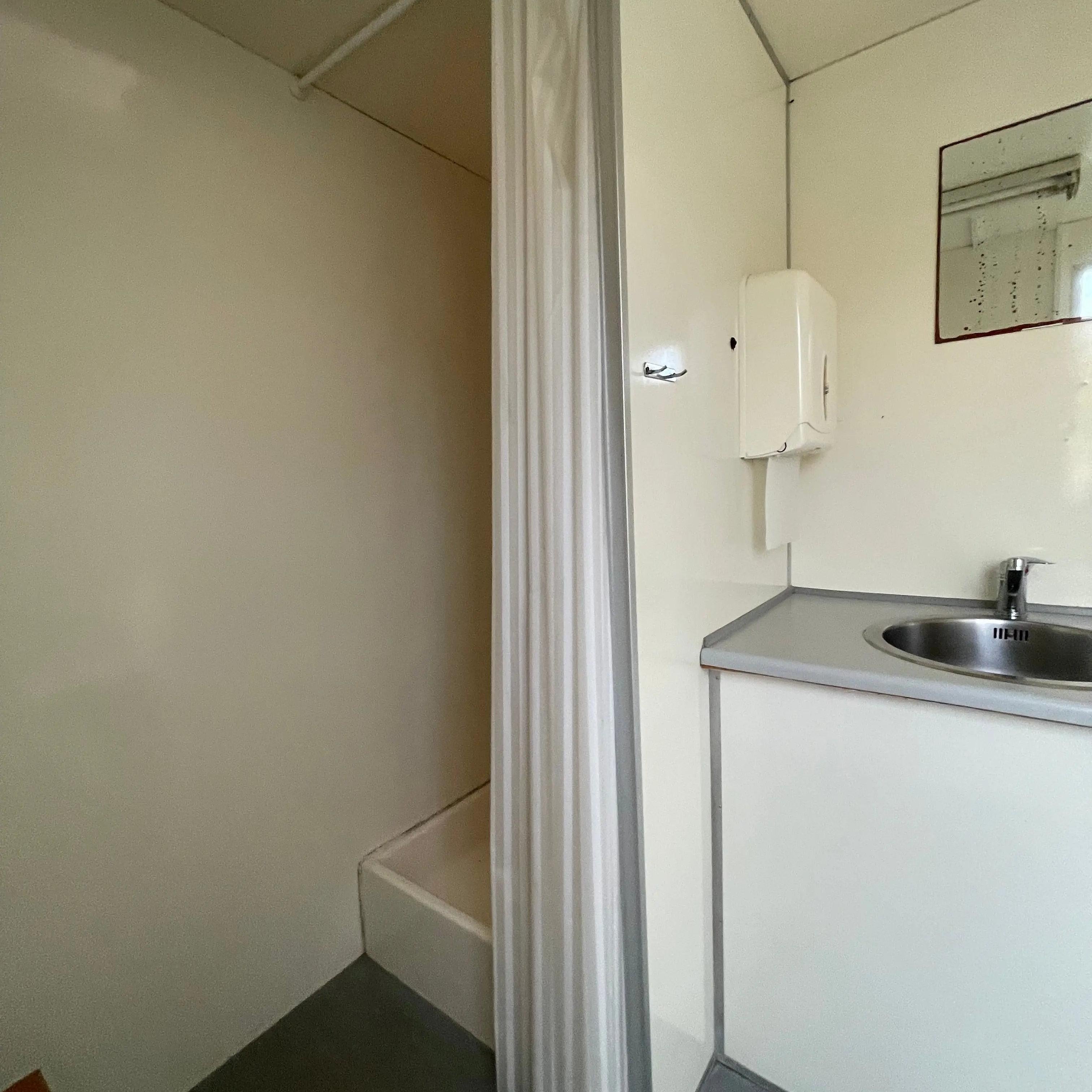 Badmobil - m. kloaktoilet-Køb brugte letvogne og skurvogne hos Letvogne.dk – Stort udvalg og hurtig levering