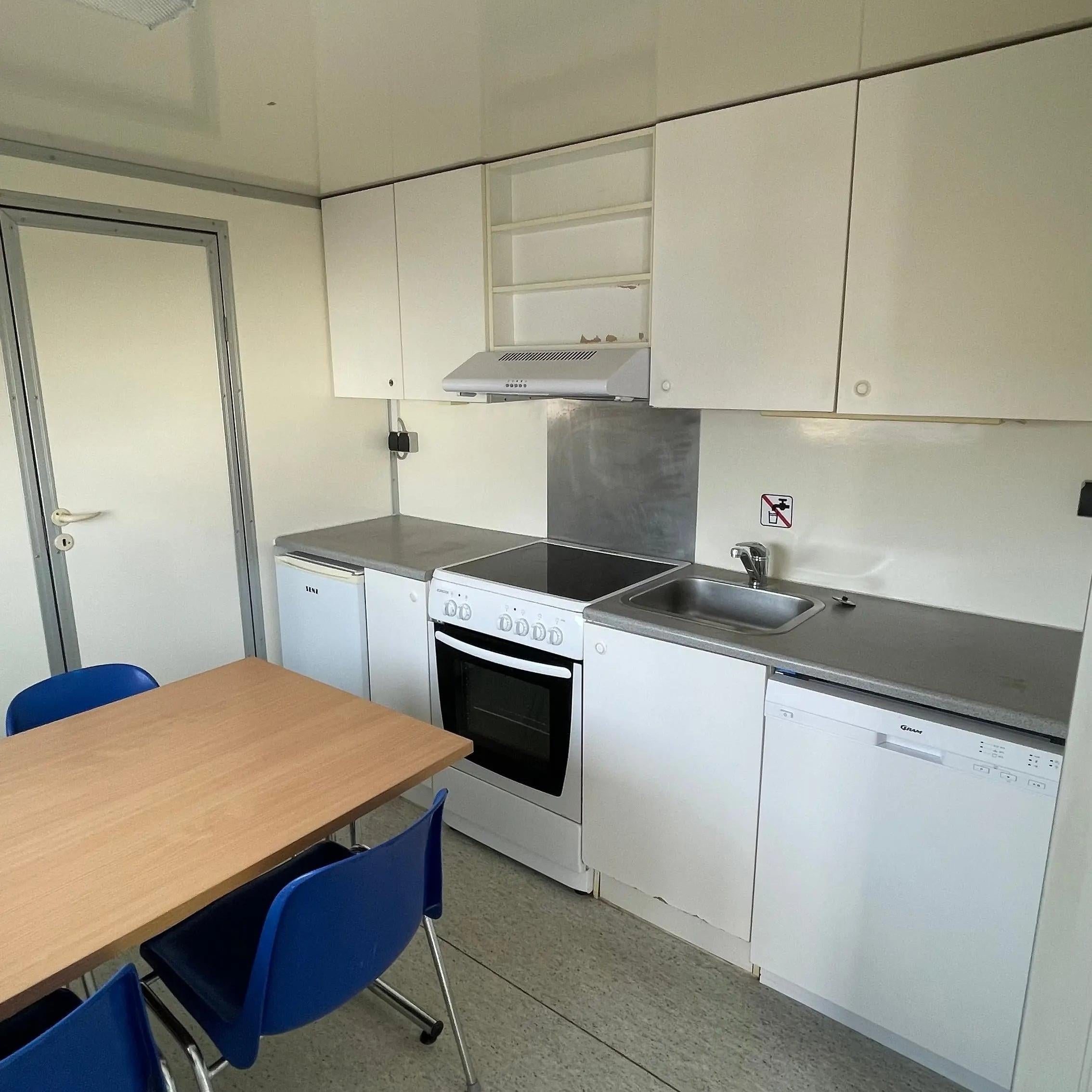 Beboelsesvogn 2-4 personers - VA Type 730-Køb brugte letvogne og skurvogne hos Letvogne.dk – Stort udvalg og hurtig levering