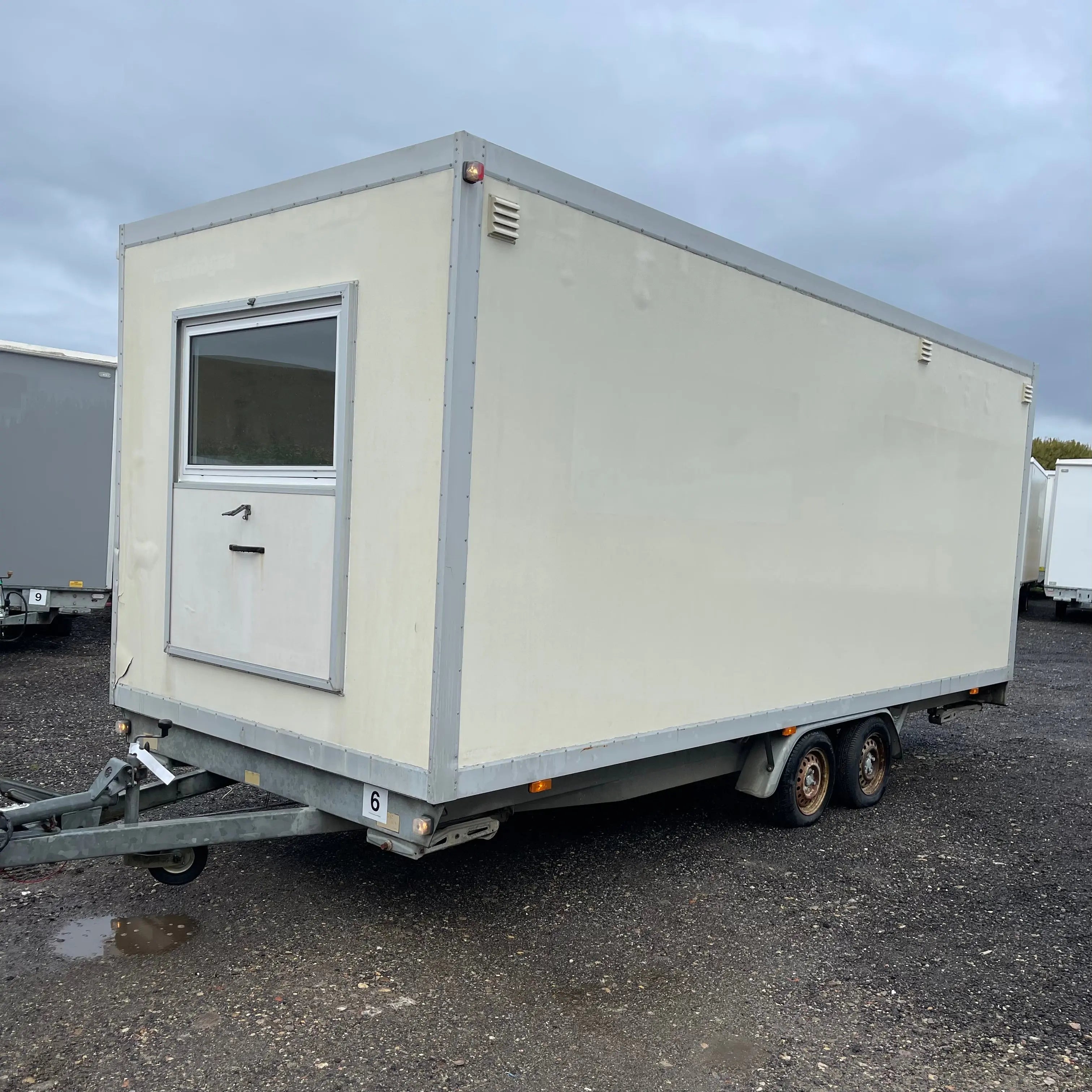 Mandskabsvogn 4 - personers VA-Køb brugte letvogne og skurvogne hos Letvogne.dk – Stort udvalg og hurtig levering