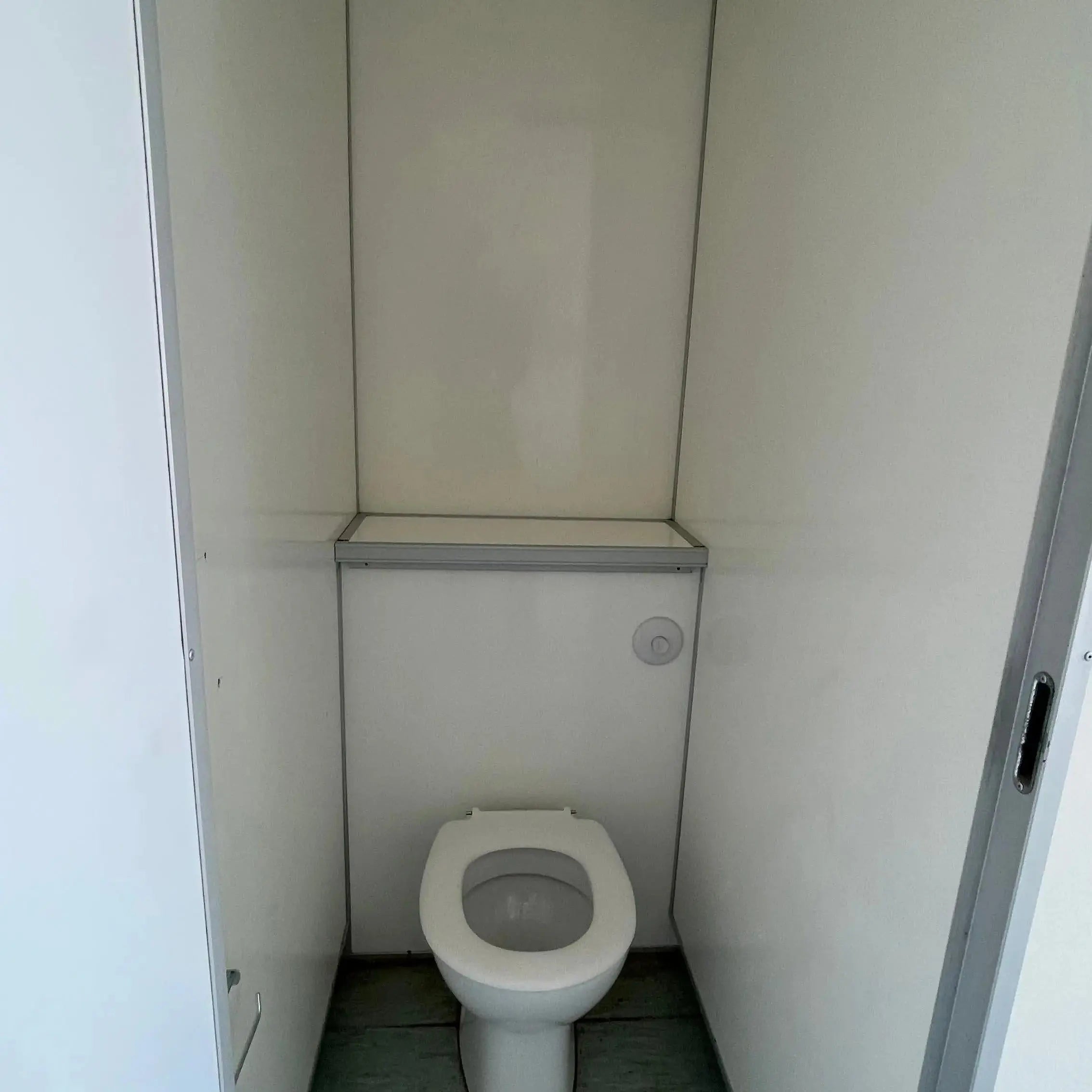 Toiletvogn 10 wc m. kloaktoilet-Køb brugte letvogne og skurvogne hos Letvogne.dk – Stort udvalg og hurtig levering