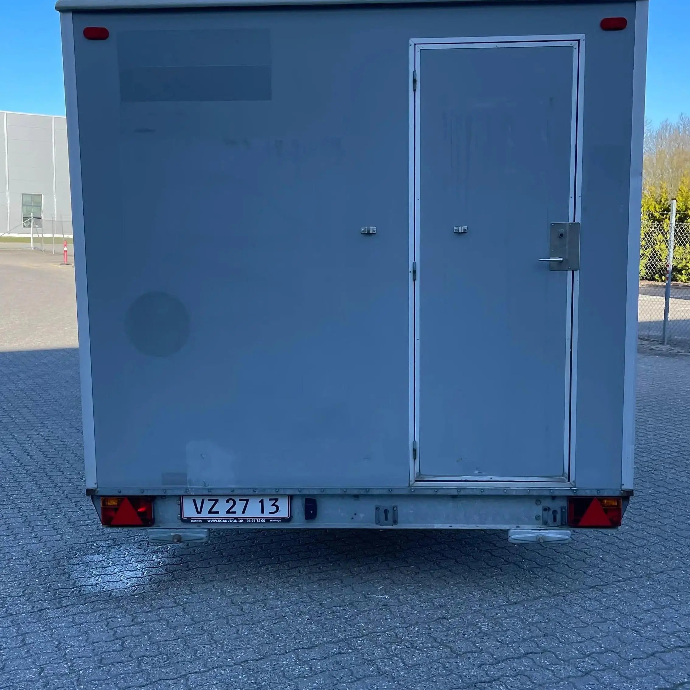 Toiletvogn 10 wc m. kloaktoilet-Køb brugte letvogne og skurvogne hos Letvogne.dk – Stort udvalg og hurtig levering